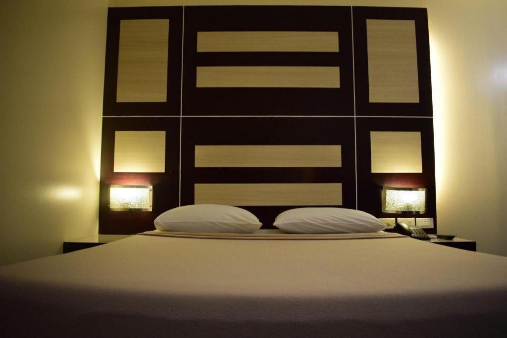 Vista Hotel Cubao Quezon City Exterior photo